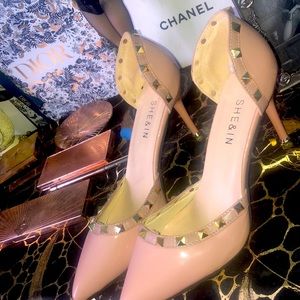 Nude pumps heels ( wore only one time)